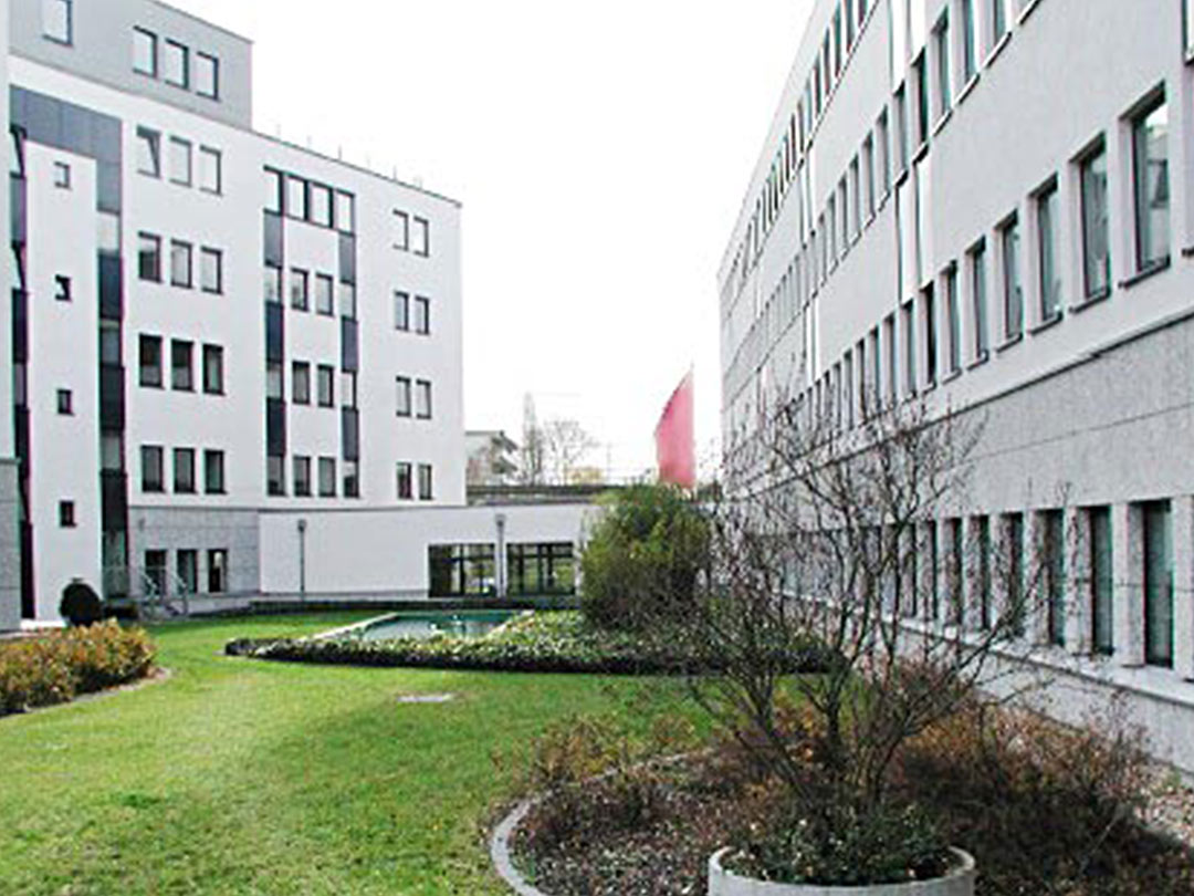 Gebäude mit Gartenanlage im Vordergrund