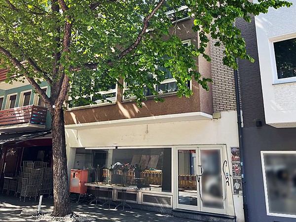 Geschäftsgebäude unter grünen Bäumen