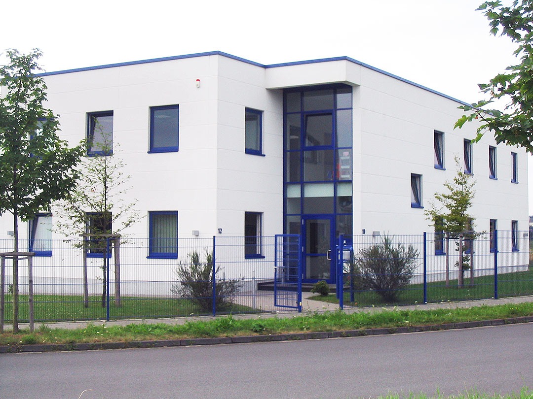 Modernes Bürogebäude mit blauen Details