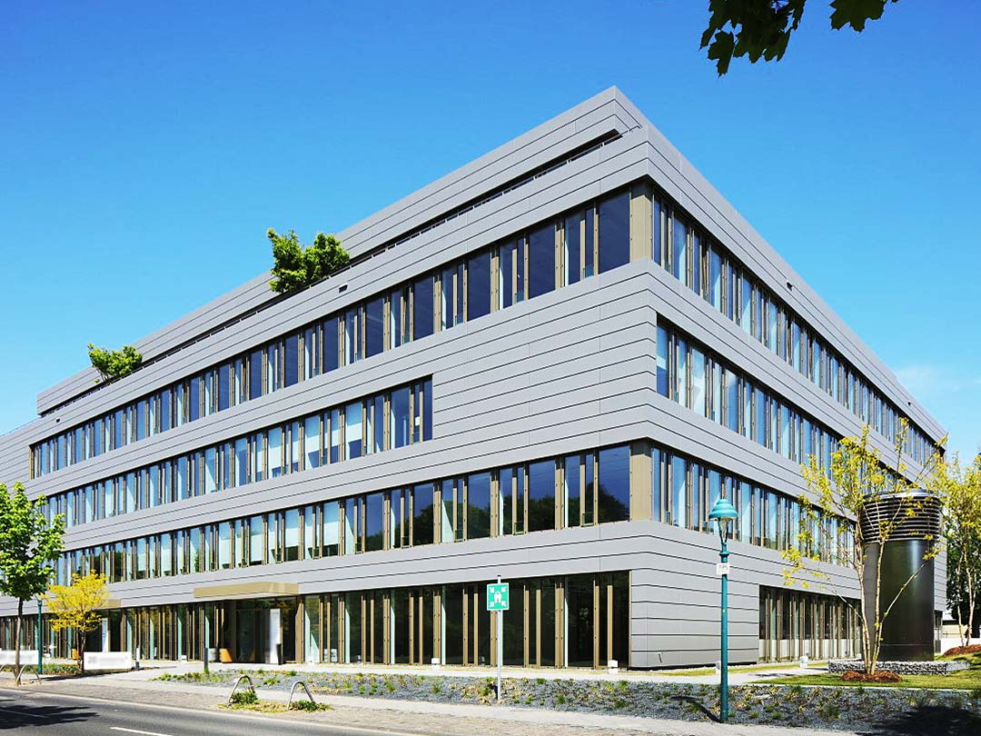 Modernes Bürogebäude mit Glasfassade