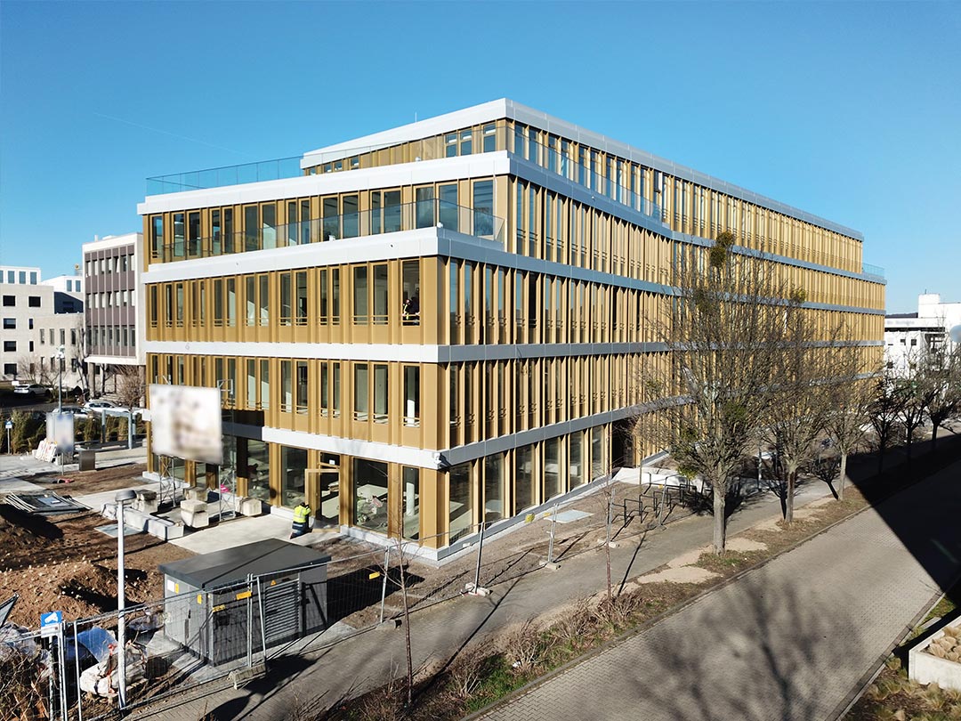 Modernes Bürogebäude mit goldener Fassade.