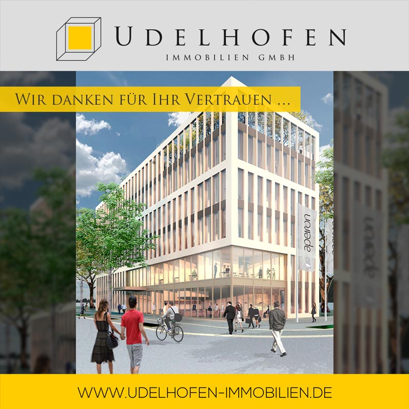 Modernes Bürogebäude mit Menschen und Fahrrädern davor.