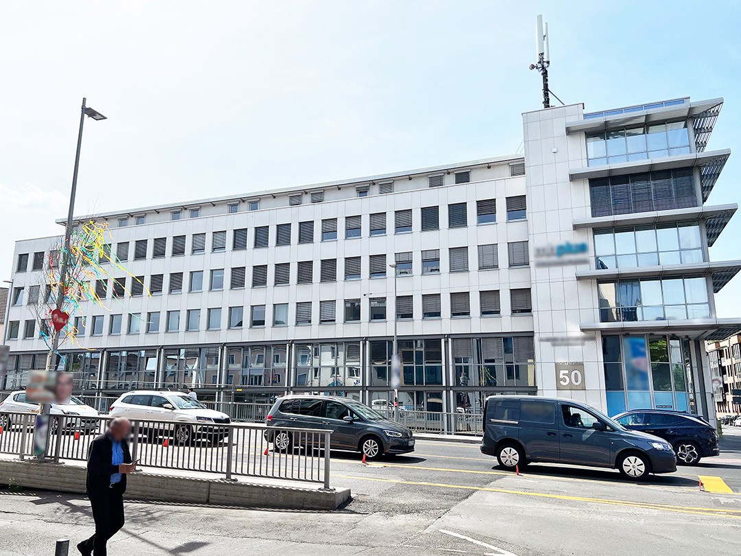 Modernes Bürogebäude an belebter Straße