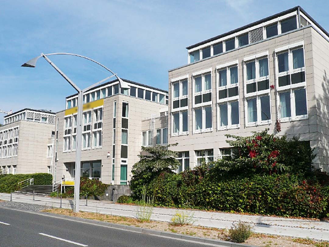 Moderne Gebäudefassade mit vielen Fenstern.