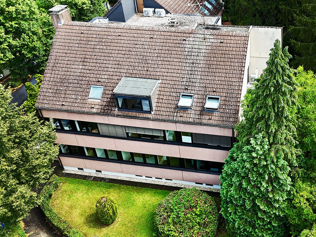 Haus mit Ziegeldach und Garten von oben