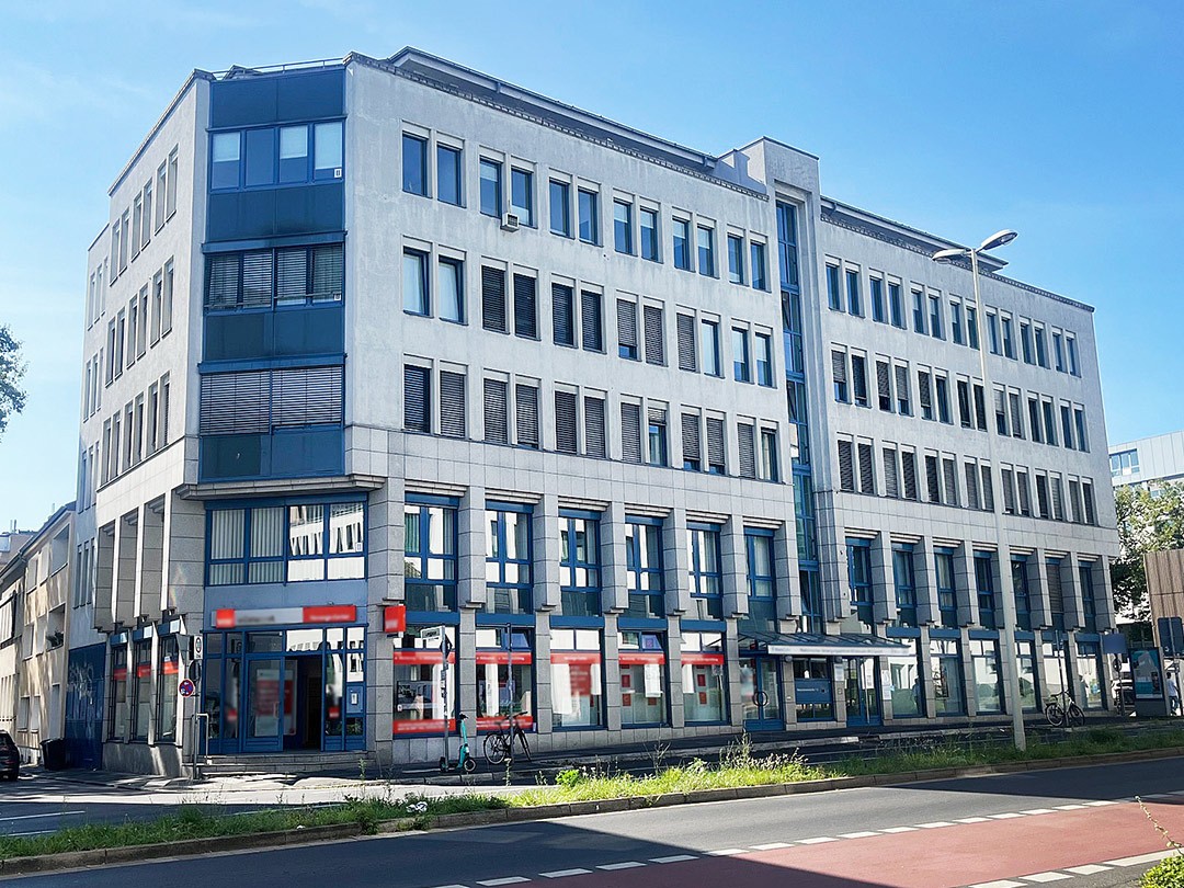 Modernes Bürogebäude an einer Straßenecke