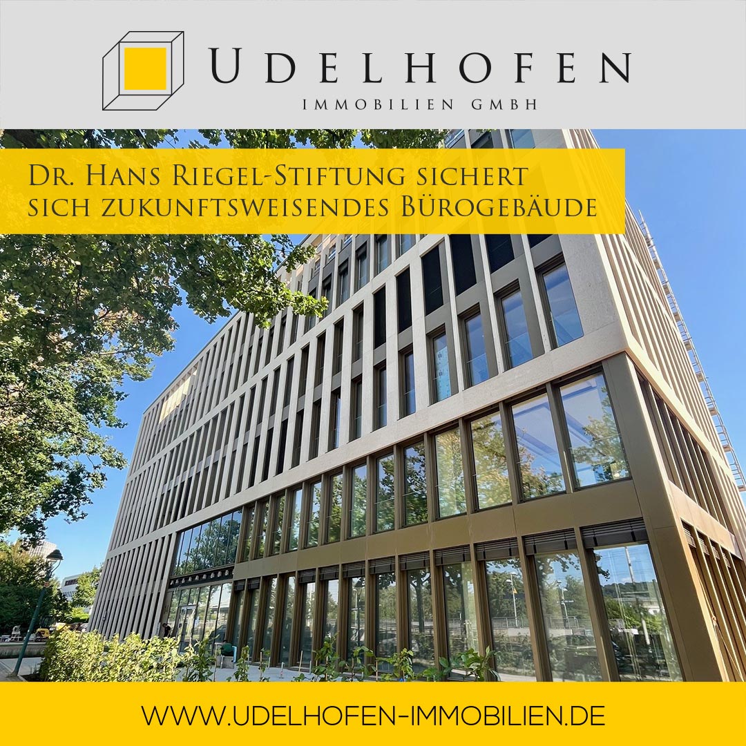 Modernes Bürogebäude unter blauem Himmel