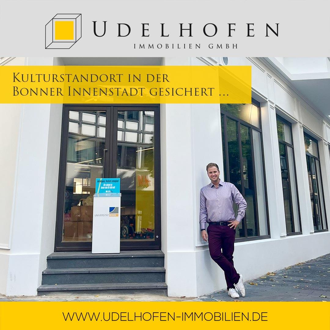 Mann vor Immobilienbüro in Bonn stehend.