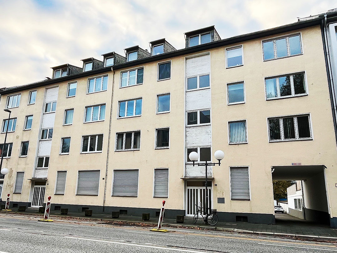 Wohngebäude mit Fenstern und Eingangstür