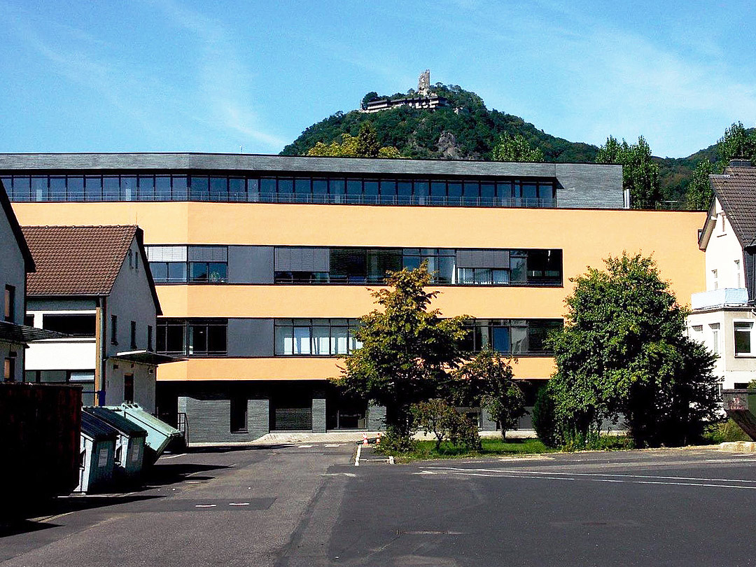 Modernes Gebäude mit Burg im Hintergrund