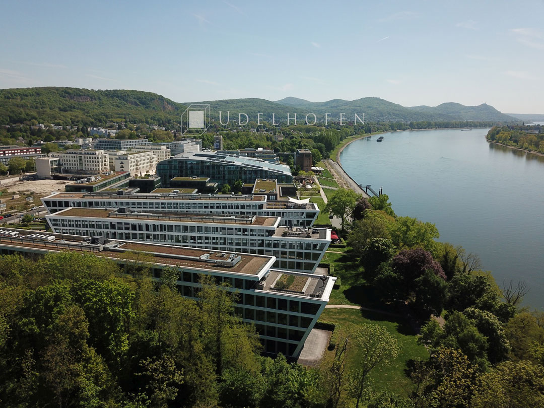 Moderne Bürogebäude am Rhein