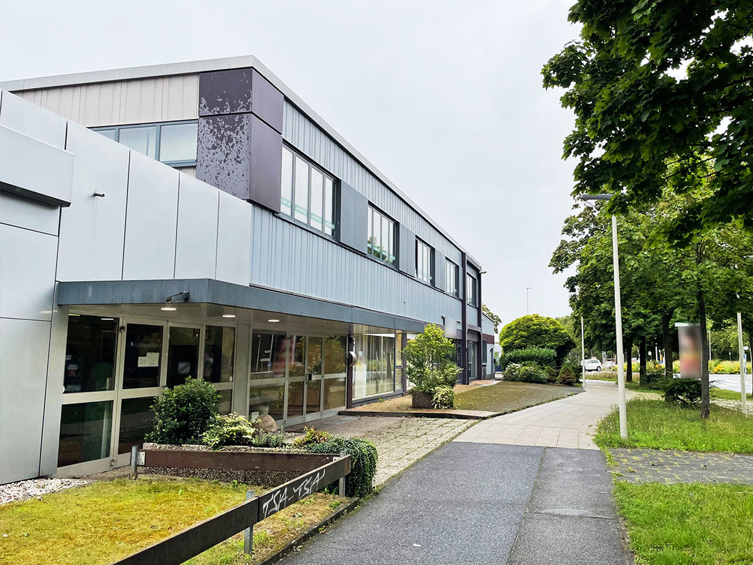 Modernes Gebäude mit Pflanzen und Gehweg