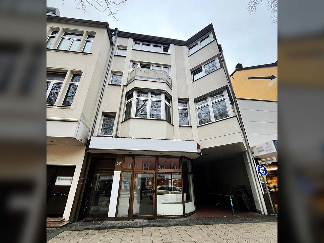 Vorderansicht eines mehrstöckigen Gebäudes in der Stadt.