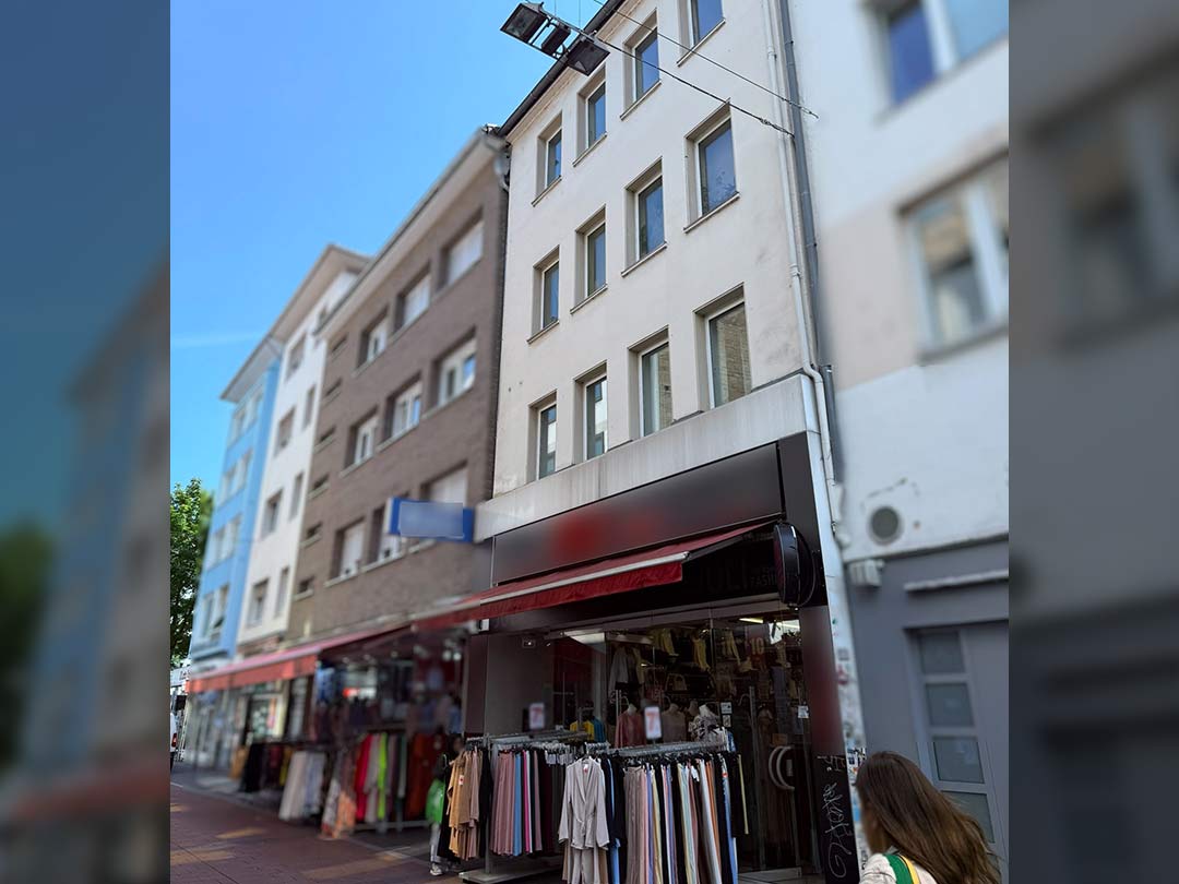 Stadthaus mit Geschäft und Kleidung im Schaufenster