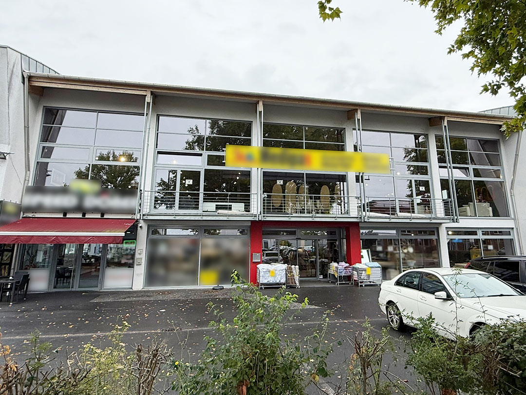 Ladenlokale mit großes Fensterfront