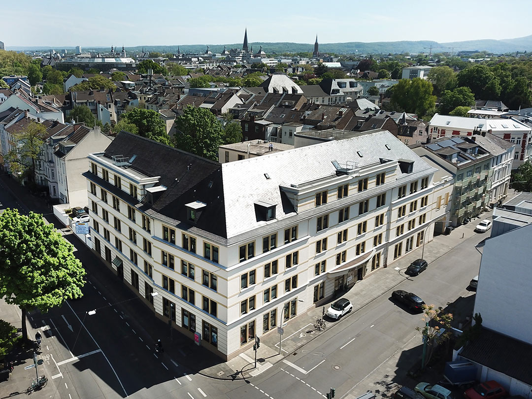Schönes, großes Bürogebäude