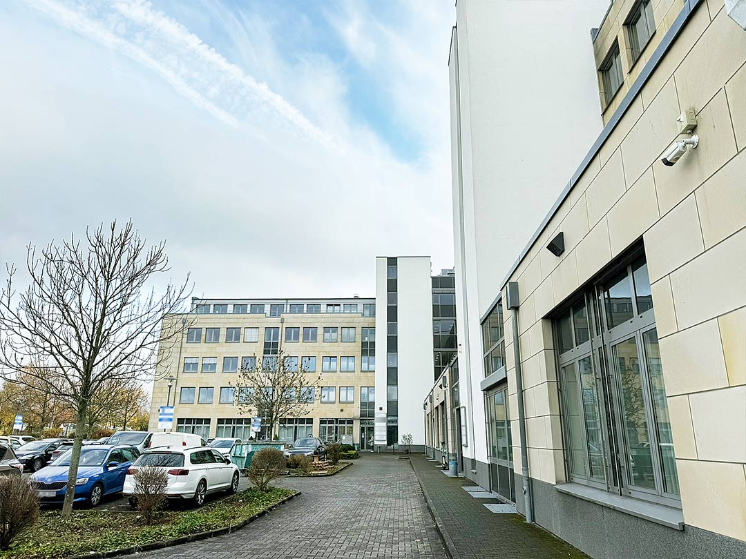 Bürofläche mit großem Parkplatz